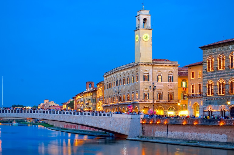 Ponte di Mezzo on the Arno river, Pisa (© arkantostock | Dreamstime.com)