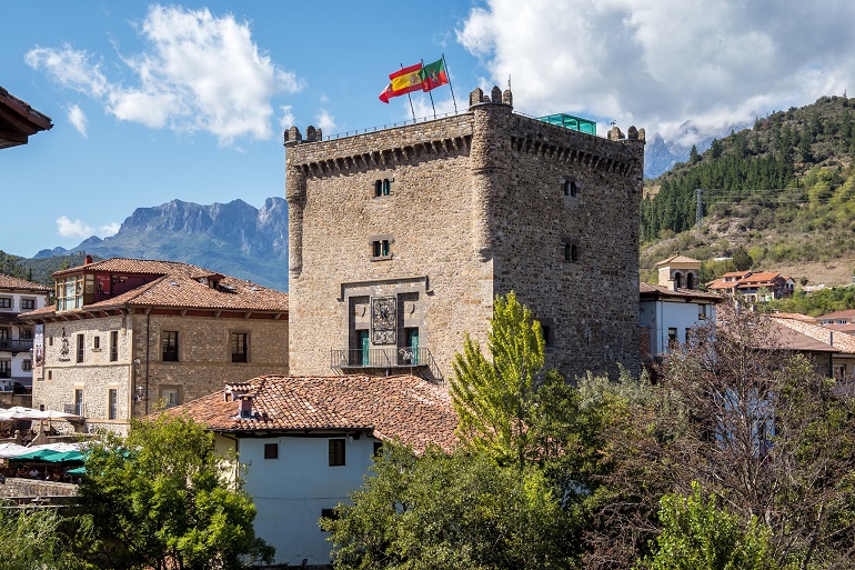 Torre del Infantado in Potes (© Rudolf Ernst | Dreamstime.com)