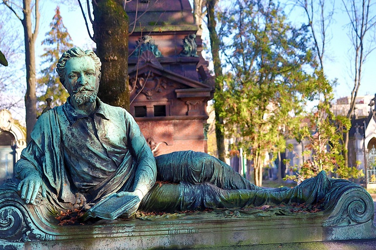 Père-Lachaise Cemetery (photo by Jacques GAIMARD from Pixabay)