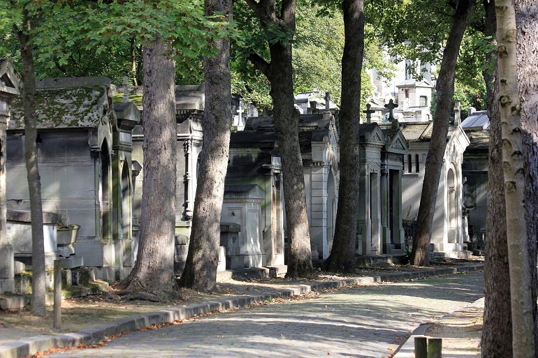 Père-Lachaise Cemetery (photo by Nicolas DEBRAY from Pixabay)