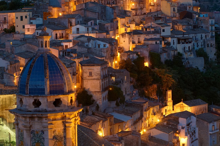 Cathedral of Ragusa at night (© Tobias Machhaus | Dreamstime.com)