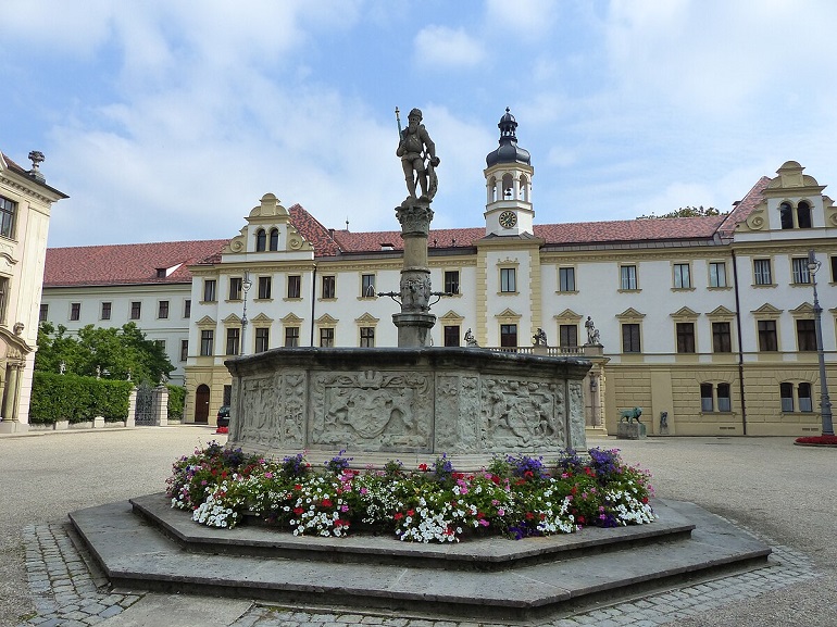 Schloss St. Emmeram,, Regensburg (photo by Dr. Bernd Gross - CC BY-SA 3.0 de)