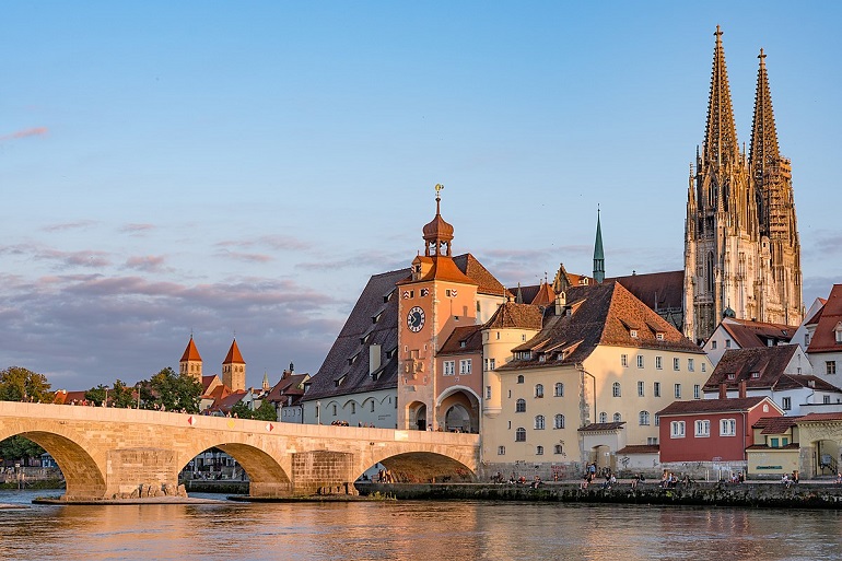 Old Stone Bridge, Salzstadel and Cathedral, Regensburg (photo by Tilman2007 - CC BY-SA 4.0)