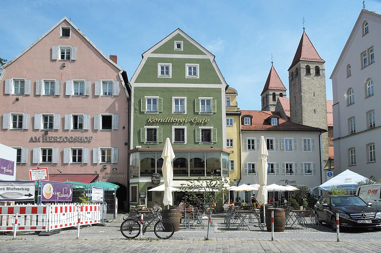 Old Cornmarket, Regensburg (photo by GFreihalter - CC BY-SA 4.0)