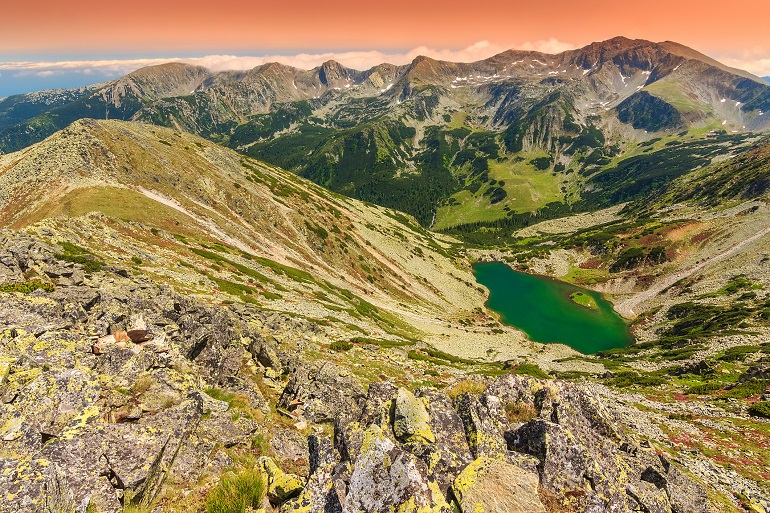 Taul Tapului Lake, Retezat National Park (© Janoka82 | Dreamstime.com)
