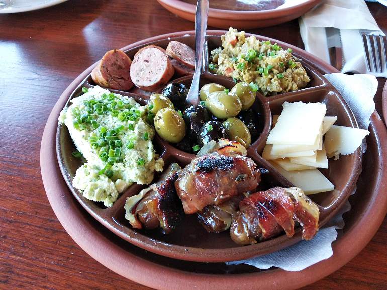 Ancient Roman cuisine at Roman Villa Borg (© Eupedia.com)