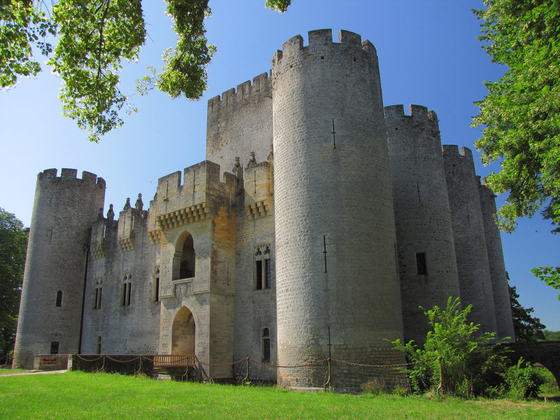 Roquetaillade Castle, Aquitaine (&copy; Jimjag - Fotolia.com)