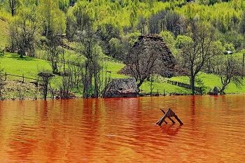 ontaminated lake water in Roșia Montană, Romania (© Kutizoltan | Dreamstime.com)