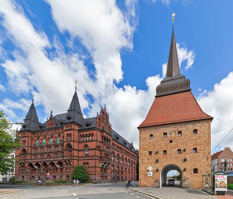 Ständehaus and Steintor, Rostock (photo by Martin Kraft - CC BY-SA 4.0)