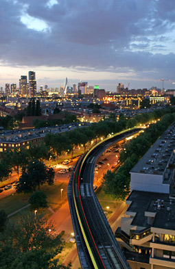 Skyline of Rotterdam at dusk (&copy Studio_waleson / iStockphoto.com)
