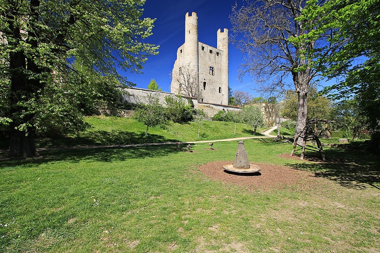 Hoher Schwarm Castle Ruins, Saalfeld (photo by Kora27 - CC BY-SA 4.0)