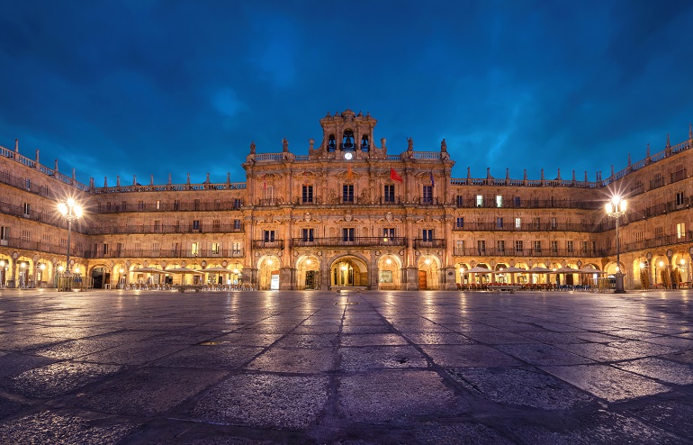 Plaza Mayor at dusk, Salamanca (© Sergey Dzyuba | Dreamstime.com)