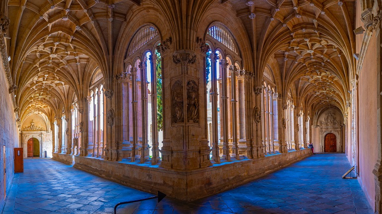 Corridor of an inner courtyard of convent of san Esteban at Salamanca (© Dudlajzov  | Dreamstime.com)