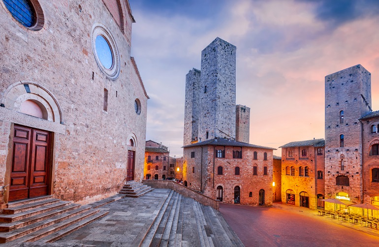 Piazza del Duomo, San Gimignano (� Emicristea | Dreamstime.com)