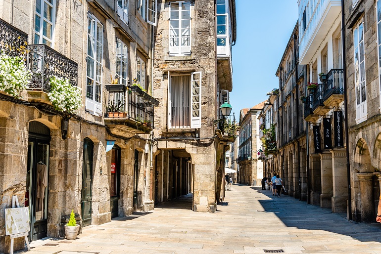 Old street with arcades in Santiago de Compostela (© Jjfarq | Dreamstime.com)