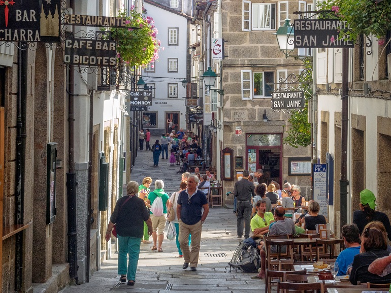 Rúa da Raíña, Santiago de Compostela (© Laszlo Konya | Dreamstime.com)