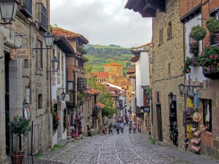 Calle del Canton, Santillana del Mar (© Jekaterina Sahmanova | Dreamstime.com)