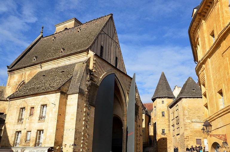Sainte-Marie Church converted into a market hall, Sarlat-la-Canéda (photo by Henk Monster - CC BY 3.0)