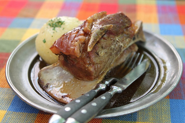 Schäuferle, a Franconian speciality (photo by Freud - CC BY-SA 3.0)