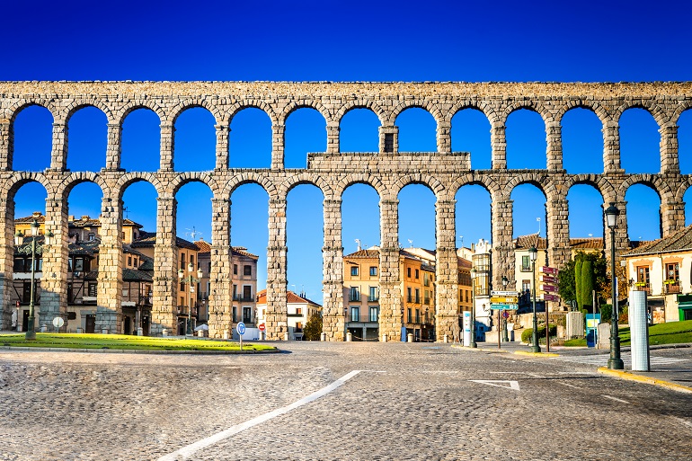 Plaza del Artilleria and the ancient Roman aqueduct, Segovia (© Emicristea | Dreamstime.com)
