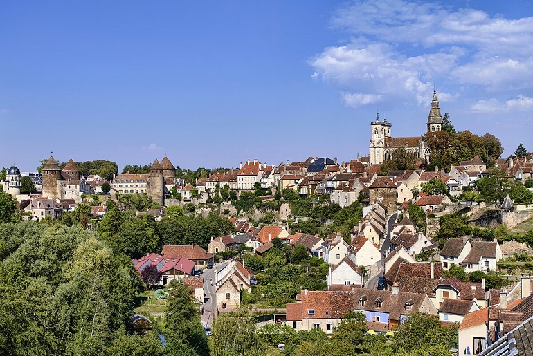 Semur-en-Auxois (photo by Rolf Kranz - CC BY-SA 4.0)