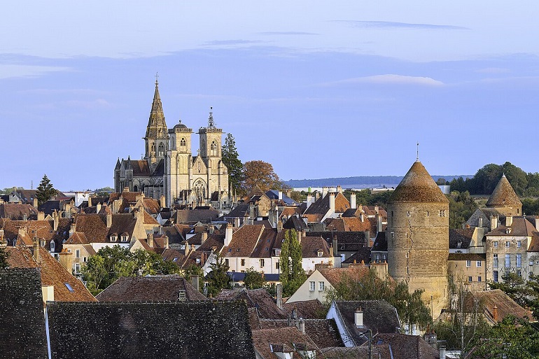 Collegiate Church of Our Lady and Tour de l’Orle d’Or, Semur-en-Auxois (photo by Rolf Kranz - CC BY-SA 4.0)