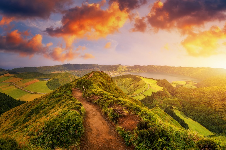 Lagoa das Sete Cidades near Miradouro da Grota do Inferno viewpoint (© Daliu80 | Dreamstime.com)