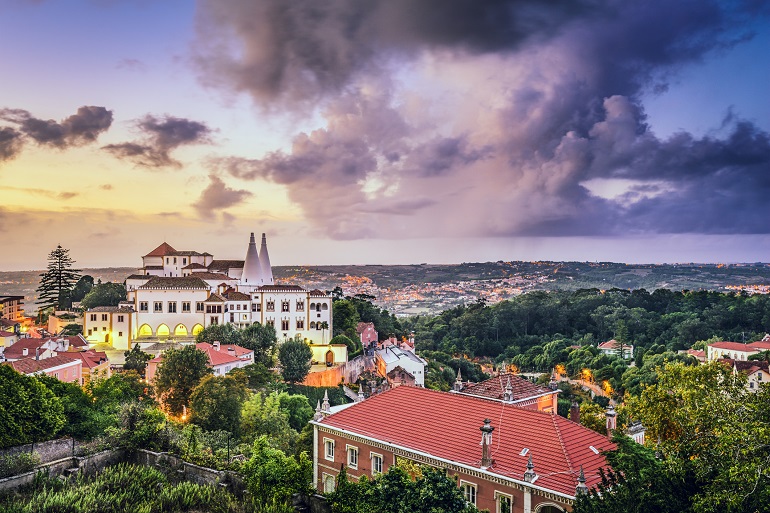 Sintra National Palace and the town of Sintra (© Sean Pavone | Dreamstime.com)