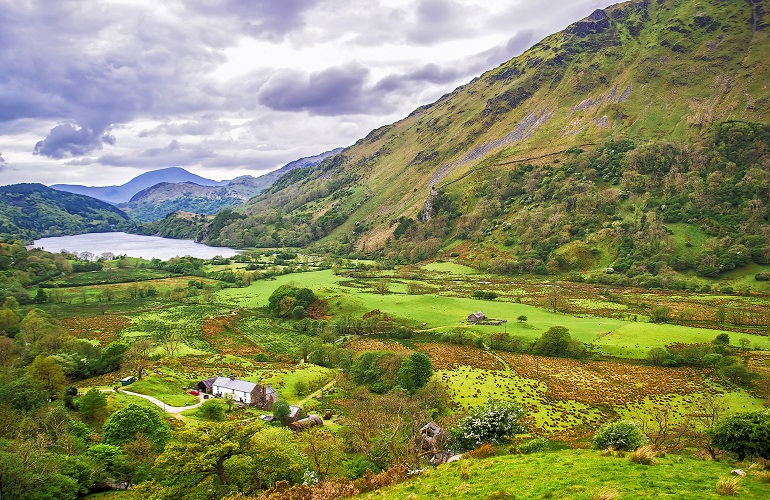 View to lake and houses in Snowdonia National Park (© Erix2005 | Dreamstime.com)