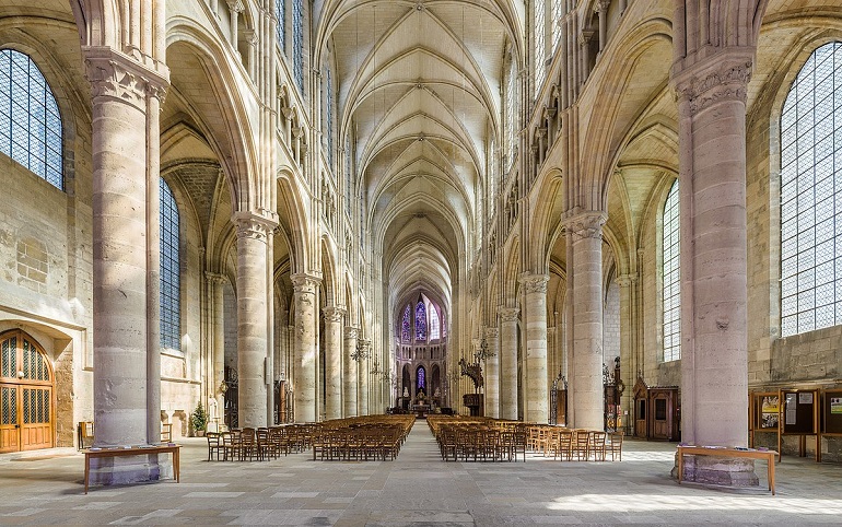 Interior of Soissons Cathedral (photo by Diliff - CC BY-SA 3.0)