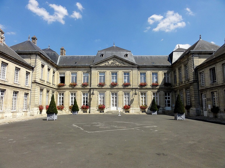 Town Hall of Soissons (photo by Pierre Poschadel - CC BY-SA 4.0)
