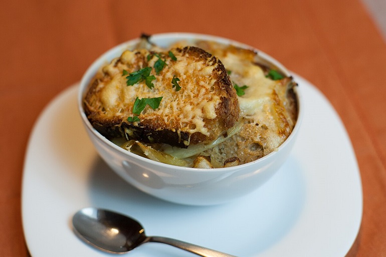 French onion soup, a Parisian classic (photo by Ludovic Péron - CC BY-SA 3.0)