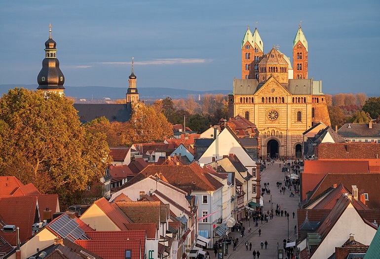 View from the Altpörtel tower over the Maximilianstrasse to the west facade of Speyer Cathedral (photo by Roman Eisele - CC BY-SA 4.0)