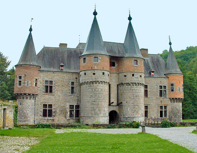 Spontin Castle (photo by Diggy Benesou at nl.wikipedia - CC BY-SA 3.0 Unported license)