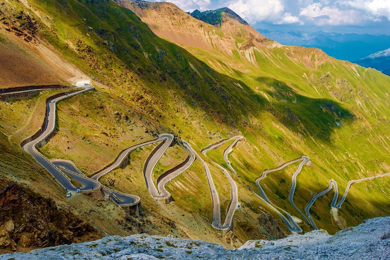 Winding roads to the Stelvio Pass, Stelvio National Park (© Welcomia | Dreamstime.com)
