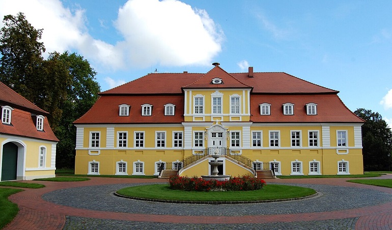 Bismarck-Schloss Döbbelin, near Stendal (photo by Olaf Meister - CC BY-SA 3.0)