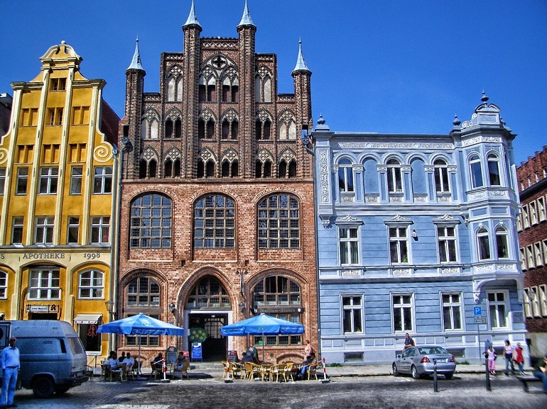 Raths-Apotheke and Wulflamhaus on the Old Market Square, Stralsund (photo from Pixabay)