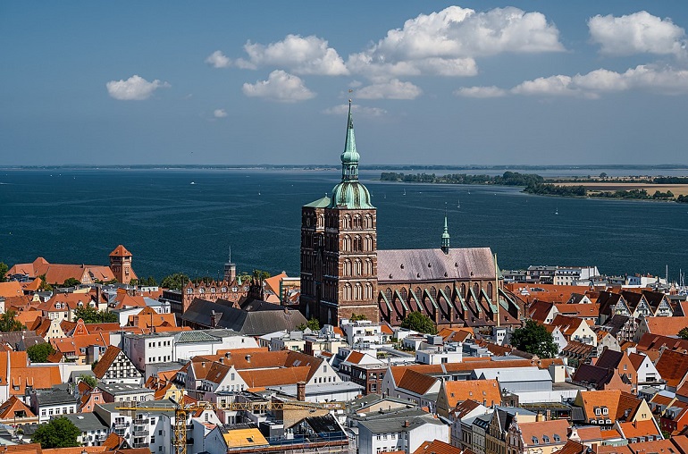 Aerial view of Stralsund and Nikolaikirche (photo by Moahim - CC BY-SA 4.0)