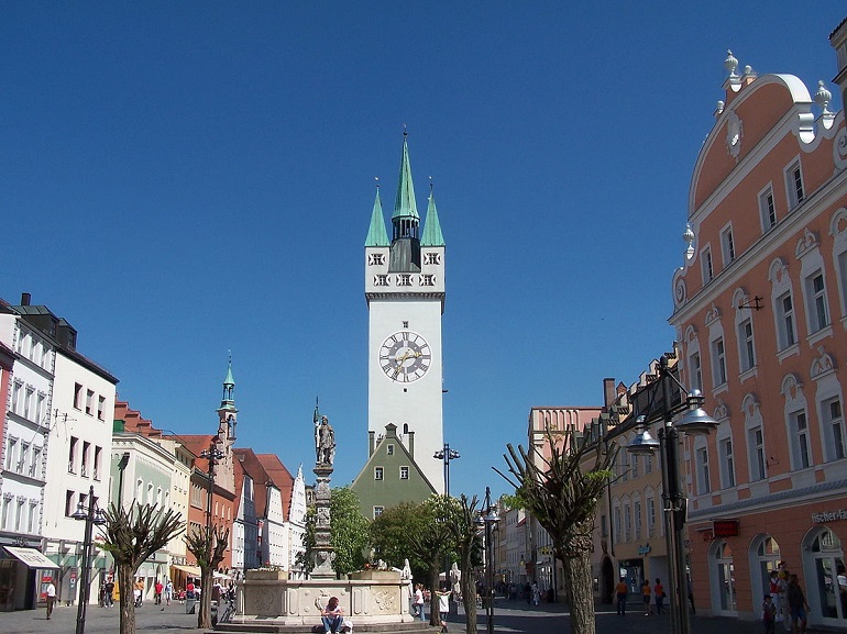 Stadtturm and Theresienplatz, Straubing (photo by Elcom.stadler - CC BY-SA 3.0)