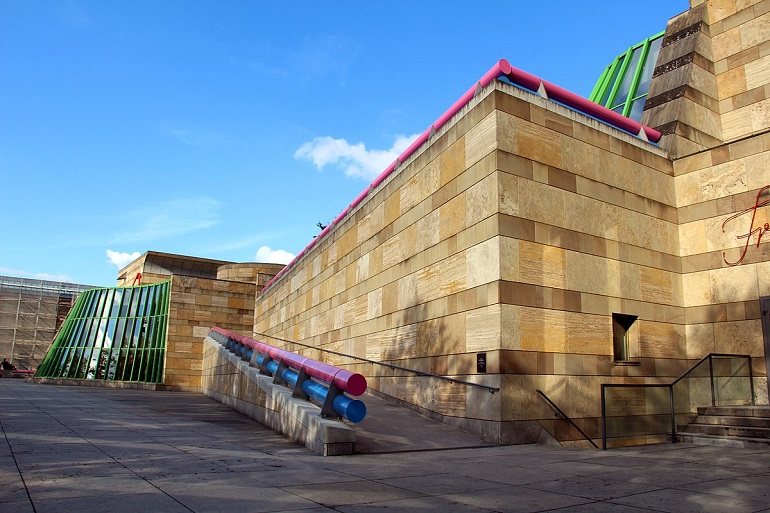 Neue Staatsgalerie Stuttgart (photo by Fred Romero from Paris, France - CC BY 2.0)