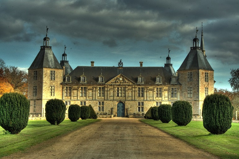 Sully Castle (photo by Wolfgang Achtermann - CC BY-SA 3.0)