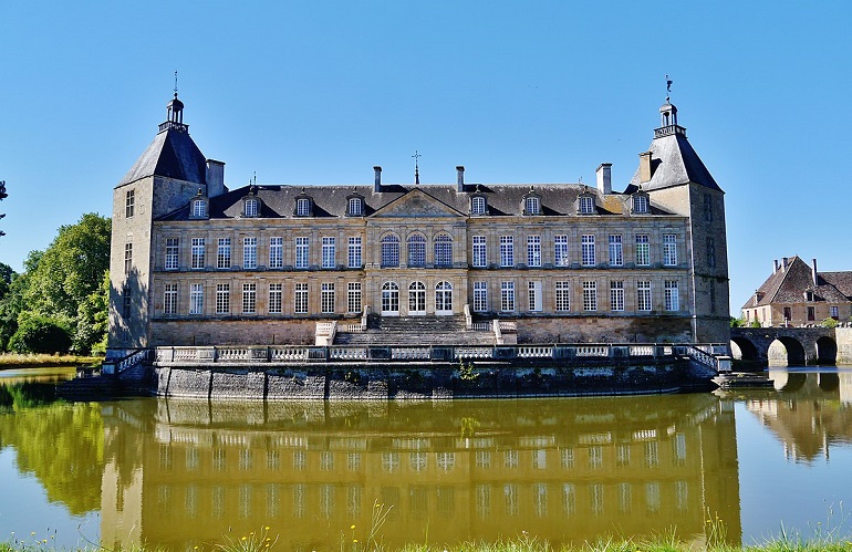 Sully Castle (photo by Zairon - CC BY-SA 4.0)