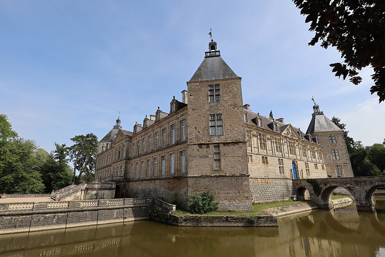 Sully Castle (photo by GO69 - CC BY-SA 4.0)