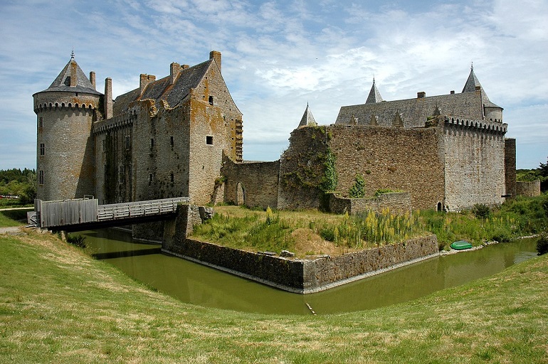 Suscinio Castle with its moat (photo by Calips - CC BY-SA 3.0)
