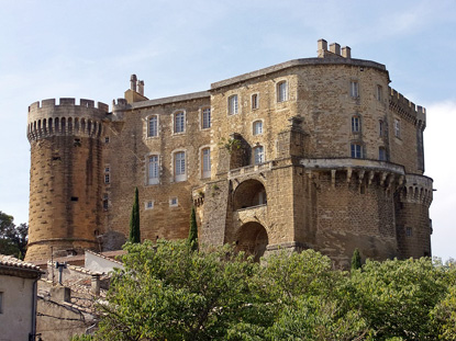 Suze-la-Rousse Castle, Rhône-Alpes (photo by Jacquym - CC BY-SA 4.0)