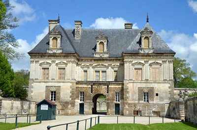 Petit château, Tanlay Castle, Burgundy (photo by Pline - CC BY-SA 3.0)