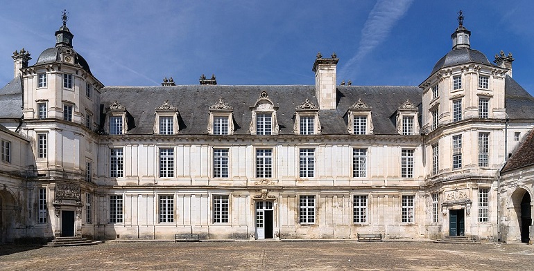 Tanlay Castle (photo by Myrabella / Wikimedia Commons - CC BY-SA 4.0)