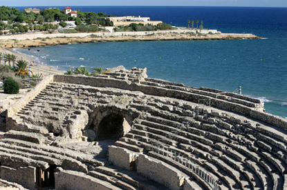 Roman amphitheatre by the sea, Tarragona (&copy; wazymodo - Fotolia.com) title=