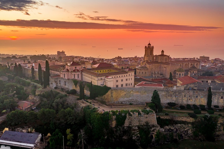 Aerial panorama of the morning sunrise over the medieval centre of Tarragona (© Tamas Karpati | Dreamstime.com)