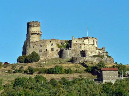 Tournoël Castle, Auvergne (photo by Matthieu Perona - CC BY 3.0)